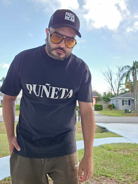 Héctor Santiago, fundador de PaisaRican, usando PUÑETA Oversized Faded Tee charcoal — diáspora paisa-boricua

