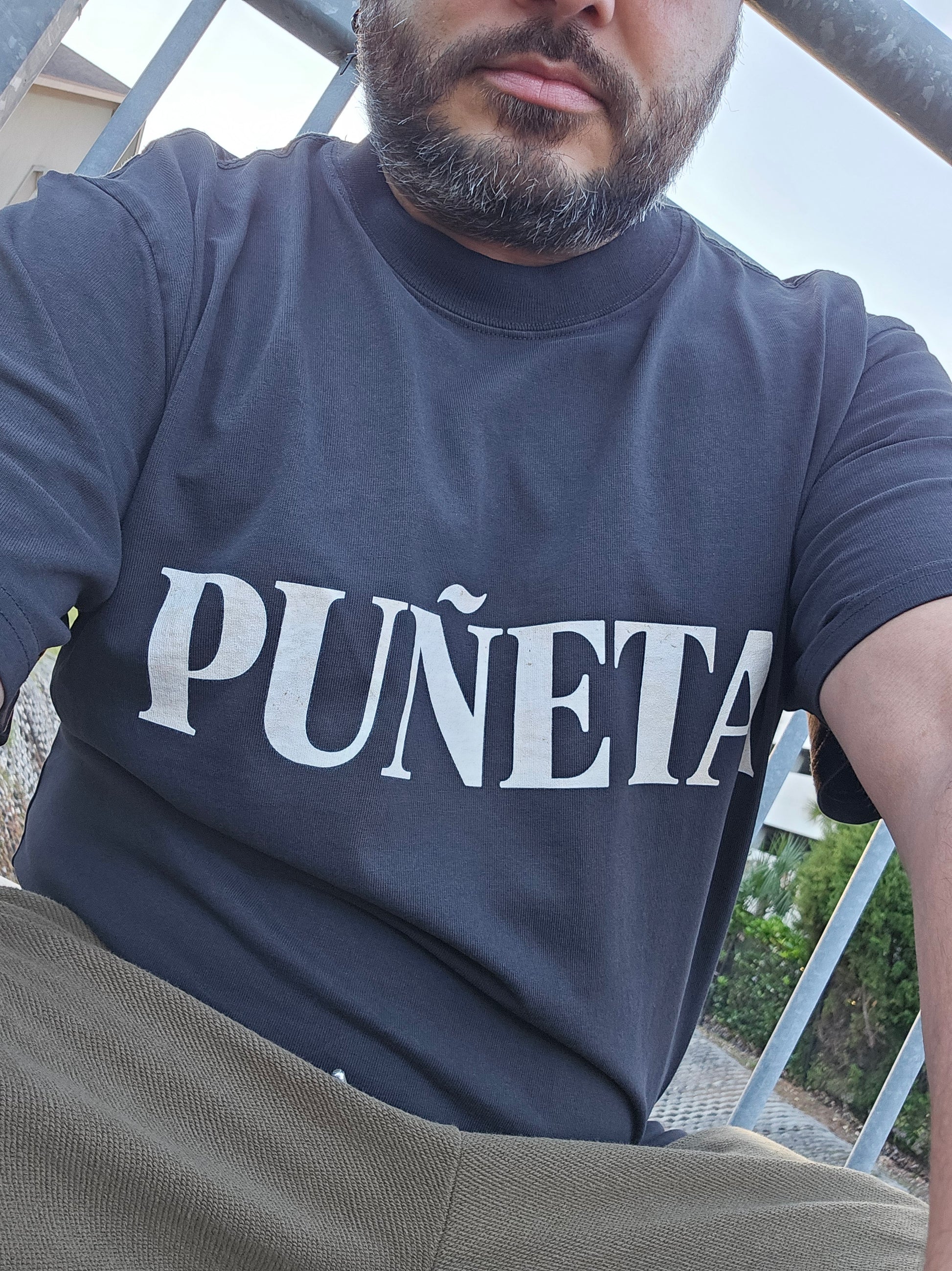 Detalle camiseta PUÑETA Oversized Faded Tee — editorial close-up
