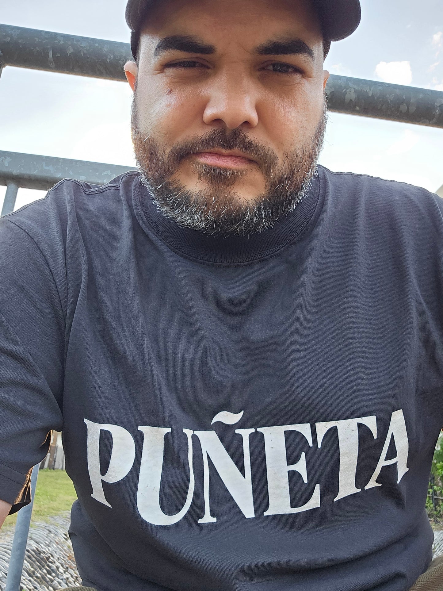 Héctor Santiago con PUÑETA Oversized Faded Tee — streetwear paisarican
