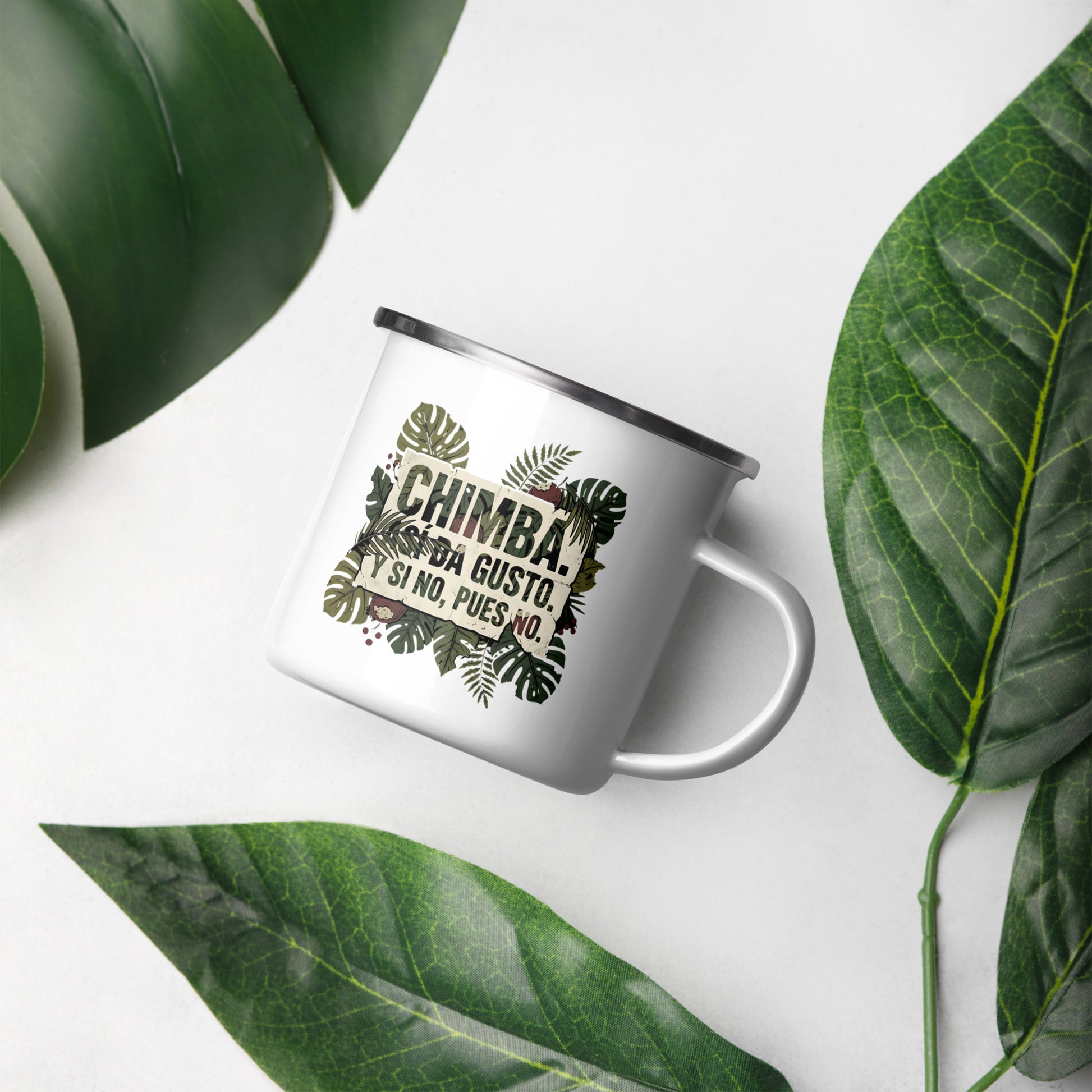 Taza CHIMBA con hojas tropicales en mesa — lifestyle editorial PaisaRican, jerga paisa 'si da gusto y si no pues no'