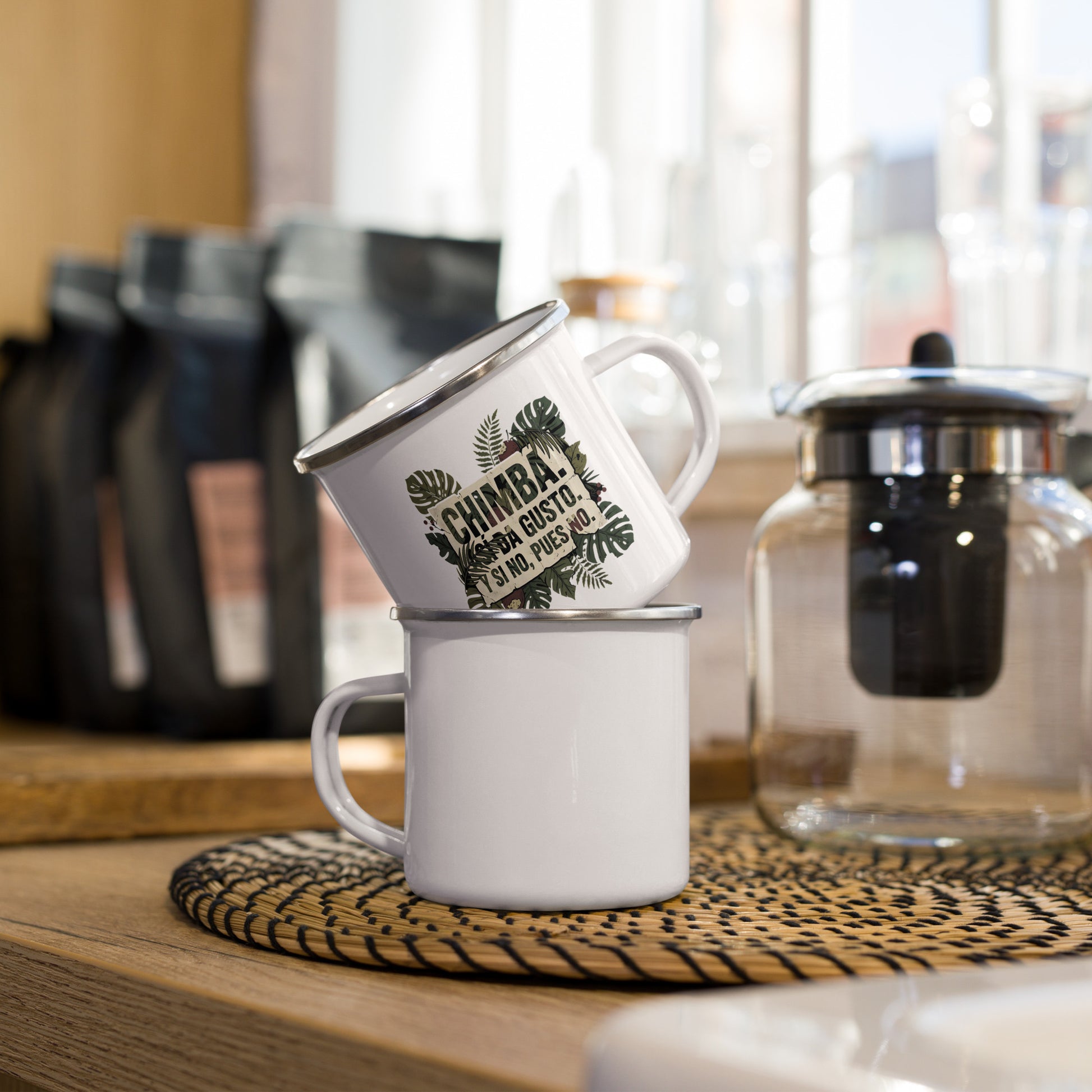 Dos tazas CHIMBA apiladas con bolsas de café y tetera — ambiente cafetería PaisaRican mug paisa Colombia