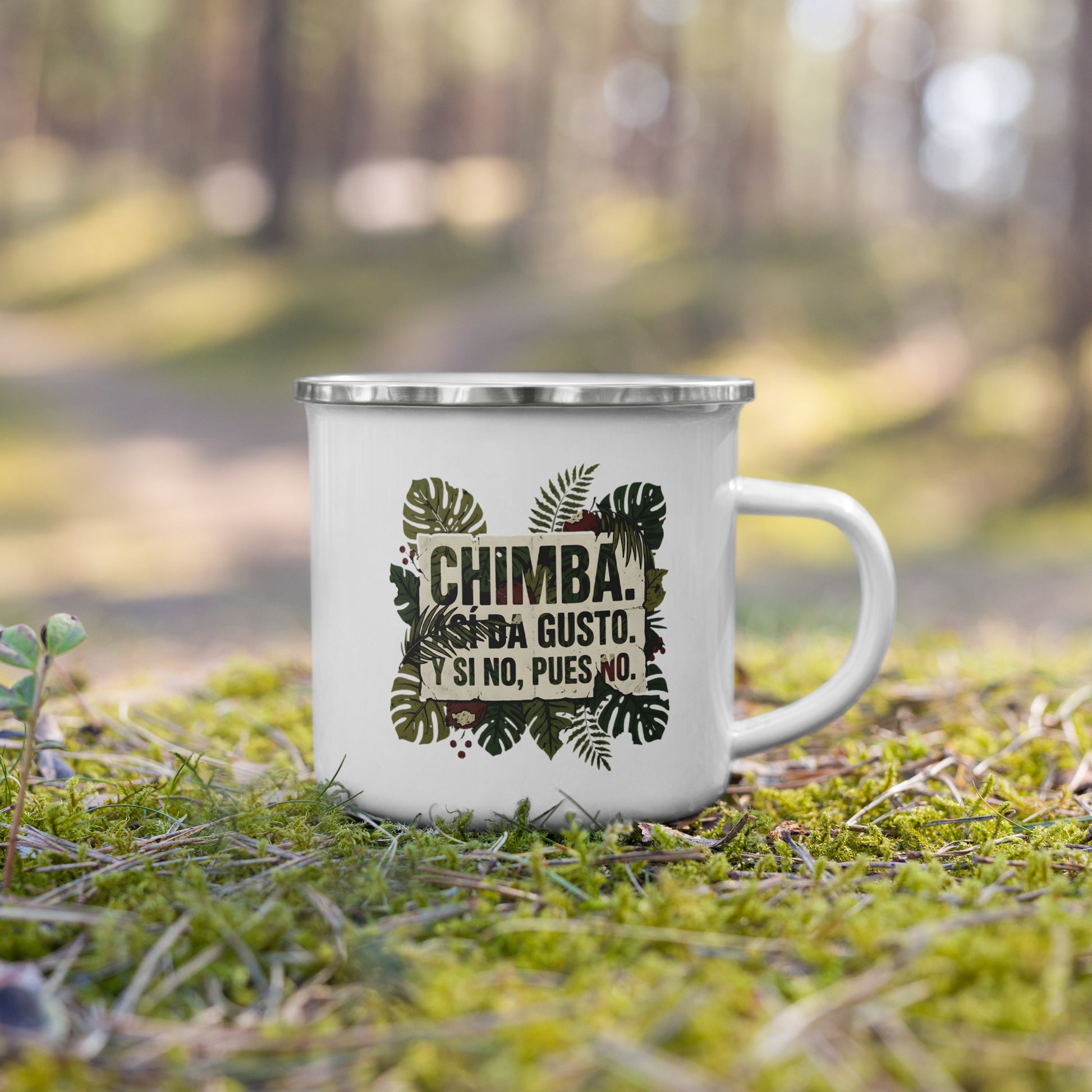 Taza CHIMBA sobre musgo en bosque — lifestyle outdoor natural PaisaRican, mug paisa antioqueño