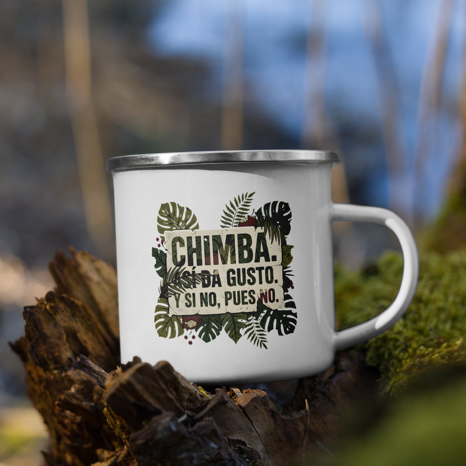 Taza CHIMBA sobre tronco rústico con musgo — paisaje natural, mug enamel PaisaRican jerga colombiana