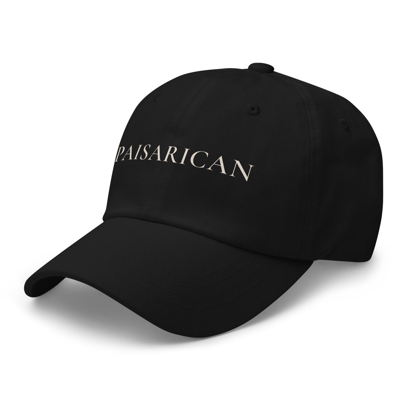 Dad hat negro con wordmark PaisaRican bordado — gorra streetwear cultural paisa-boricua diáspora