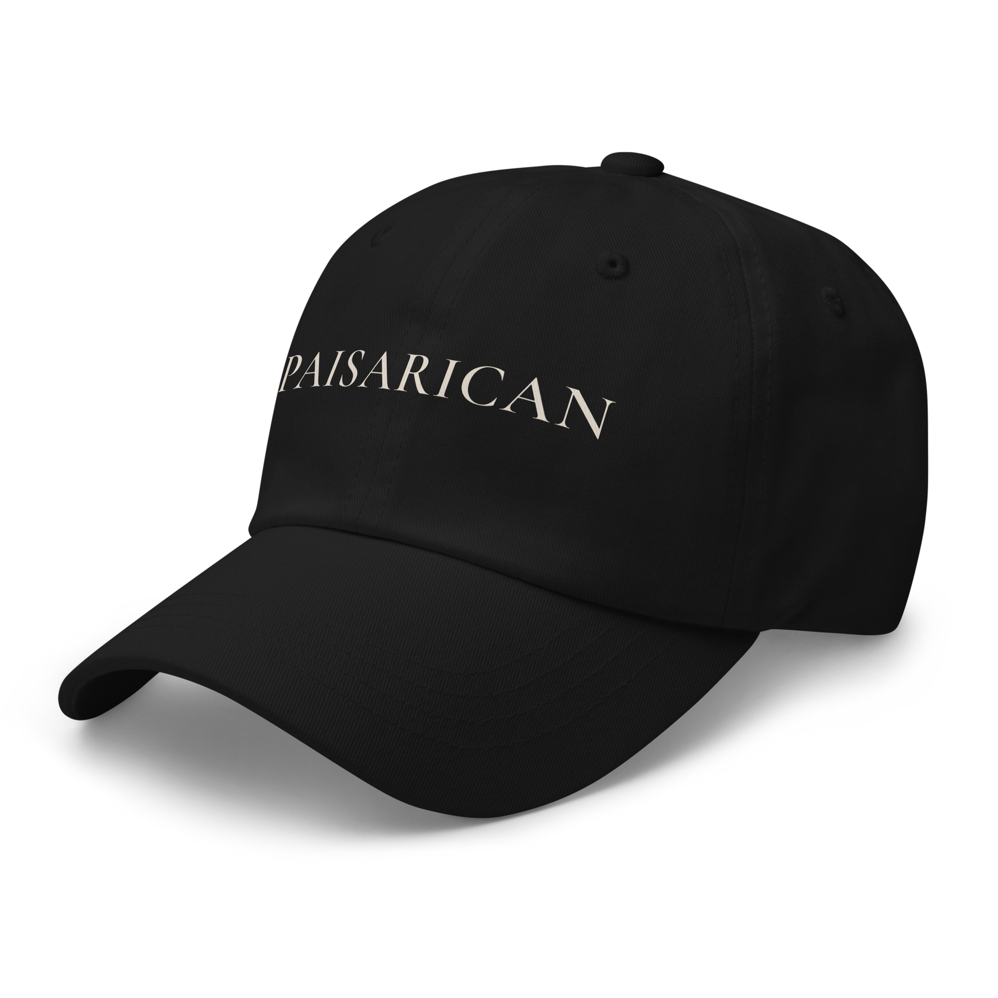 Dad hat negro con wordmark PaisaRican bordado — gorra streetwear cultural paisa-boricua diáspora