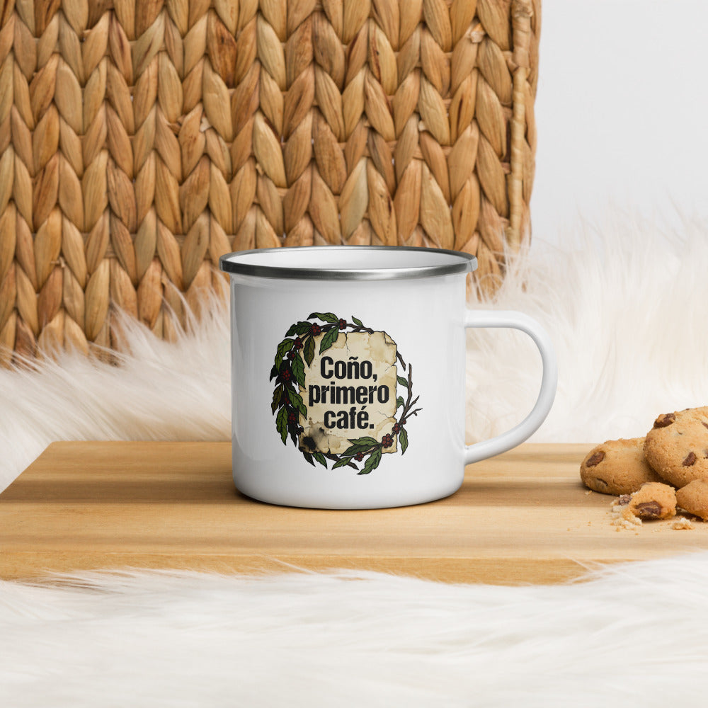 Taza COÑO PRIMERO CAFÉ con galletas y canasta de mimbre — lifestyle cozy PaisaRican mug boricua ritual matutino
