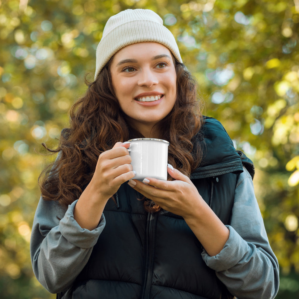 Mujer con beanie sosteniendo taza COÑO PRIMERO CAFÉ en bosque — lifestyle outdoor PaisaRican mug boricua diáspora