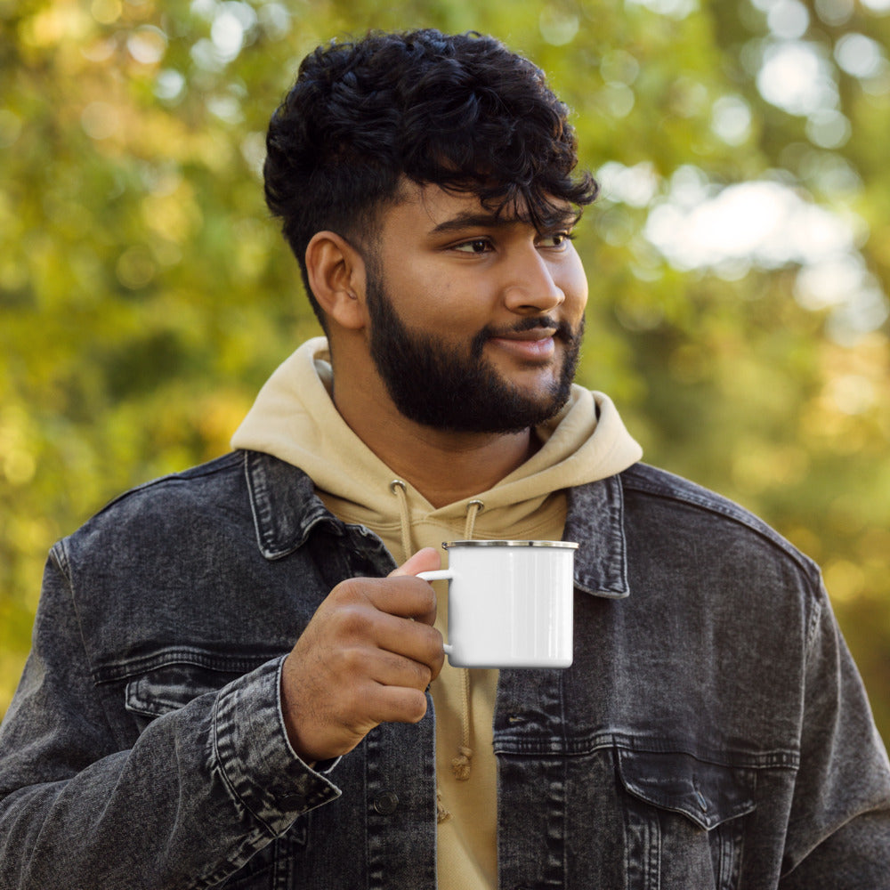 Hombre con jacket denim sosteniendo taza COÑO PRIMERO CAFÉ en bosque — lifestyle outdoor PaisaRican mug boricua