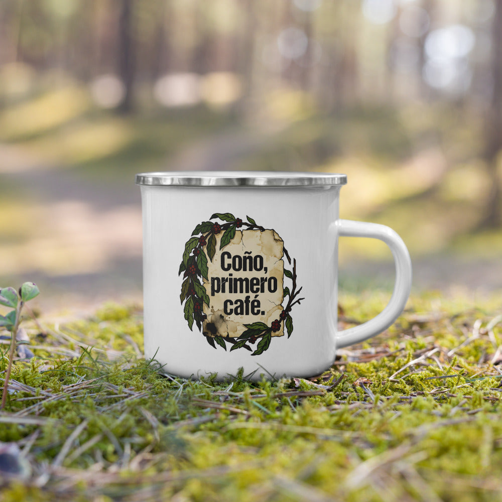 Taza COÑO PRIMERO CAFÉ sobre tronco otoño con musgo — outdoor warm PaisaRican mug boricua café ritual