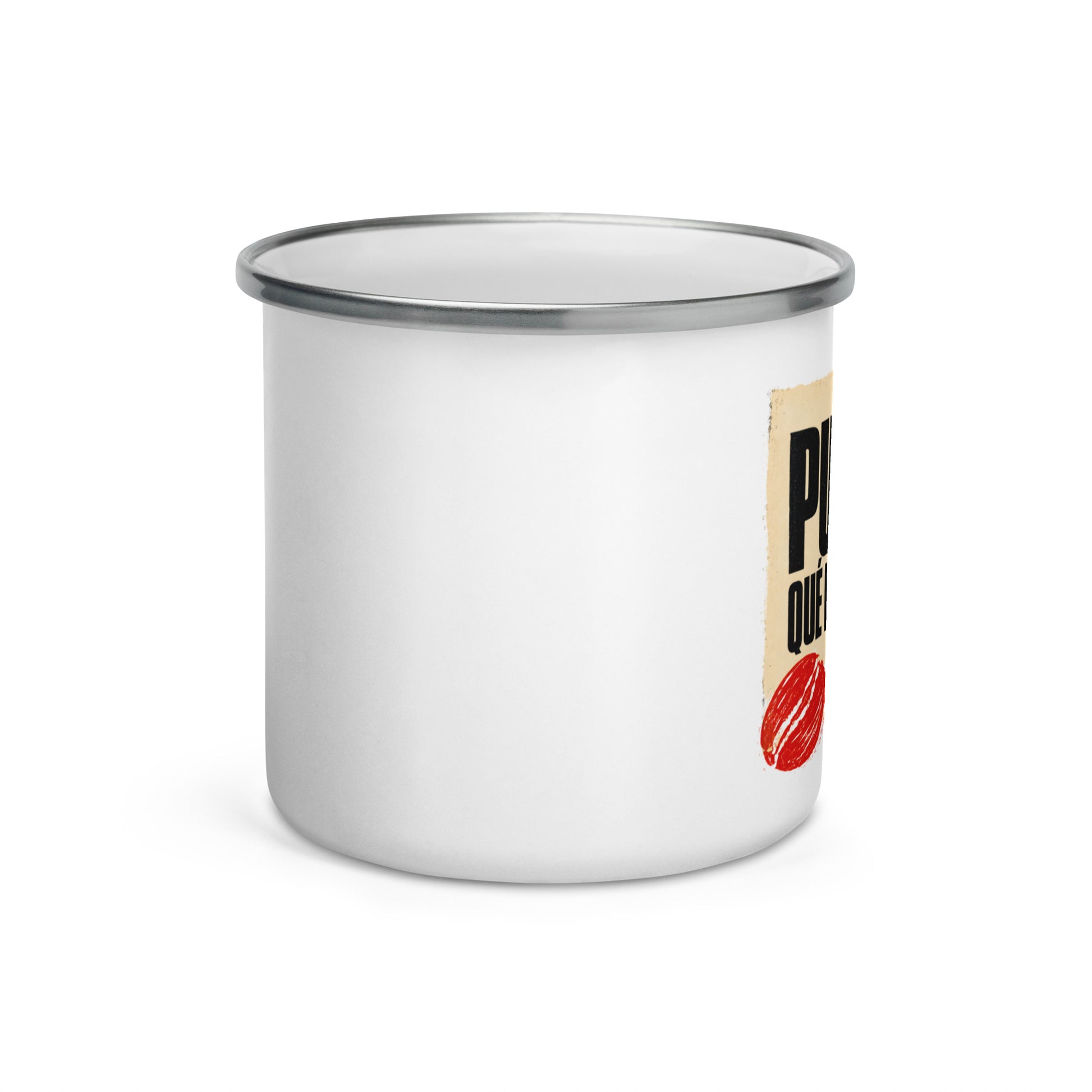 PUÑETA QUÉ RICO EL CAFÉ enamel mug 12oz vista frontal — taza esmaltada blanca con cartel serigrafiado crema, palabra PUÑETA en Anton wide bold negro, grano de café rojo brick y hoja verde petróleo, estilo cartel revolucionario boricua PaisaRican