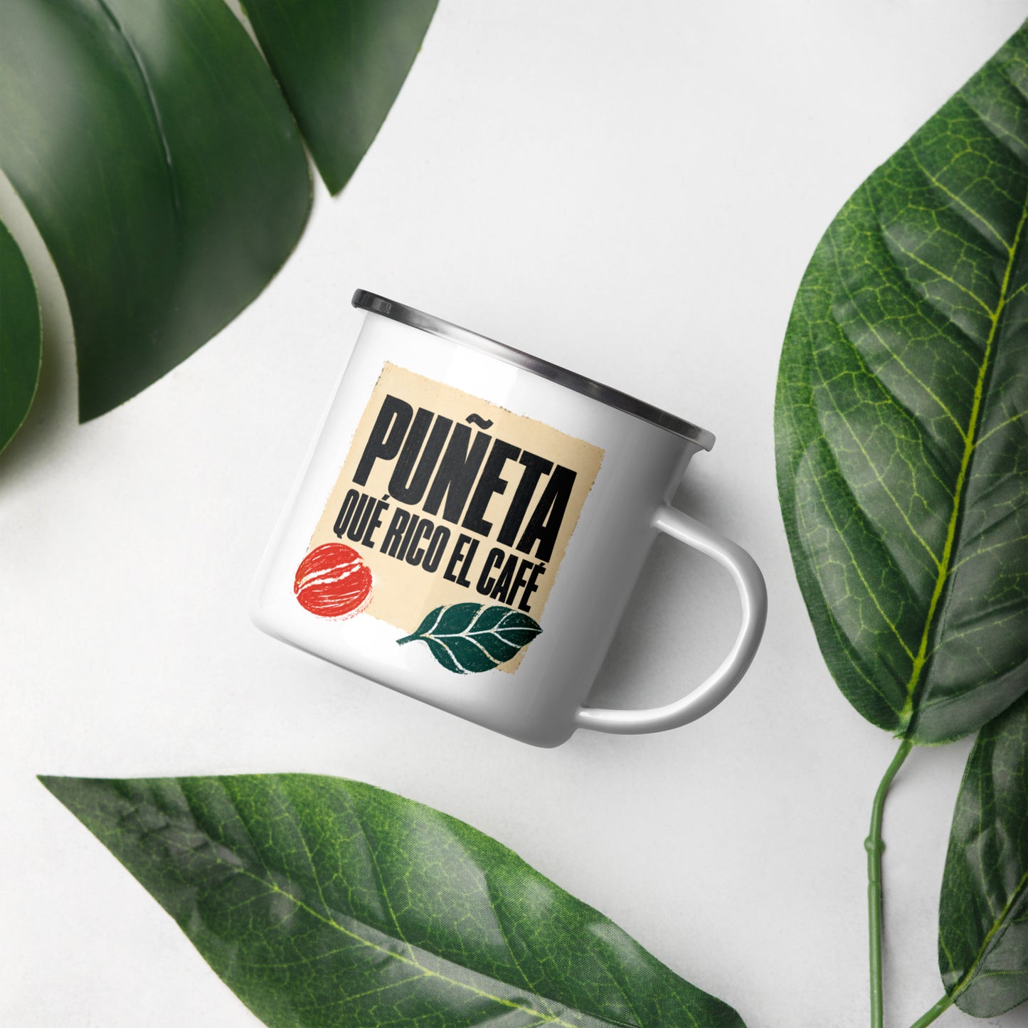 PUÑETA QUÉ RICO EL CAFÉ enamel mug lifestyle entre hojas tropicales — frase boricua matutina cafecito PaisaRican