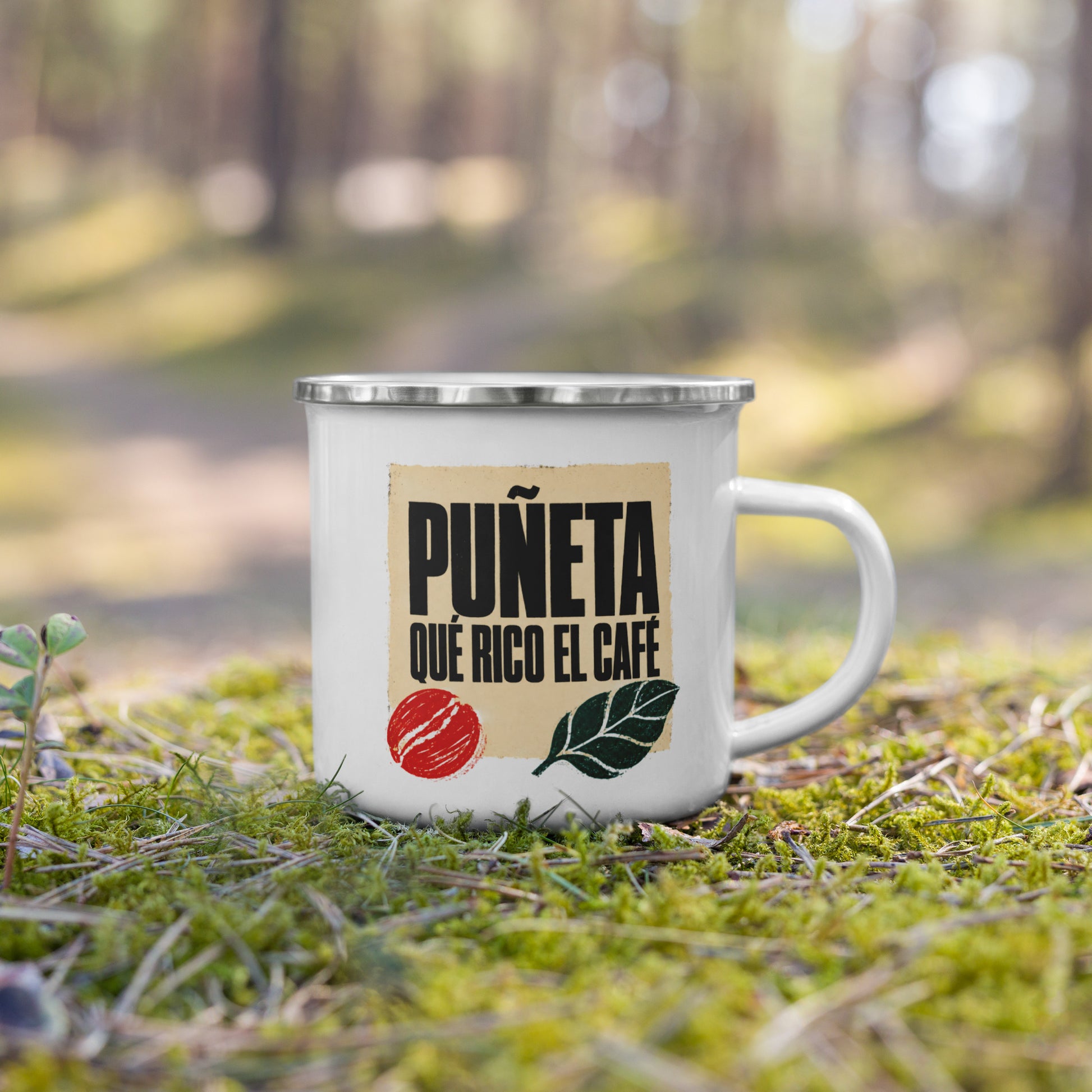 PUÑETA QUÉ RICO EL CAFÉ enamel mug detail close-up — diseño serigrafía revolucionaria boricua PaisaRican