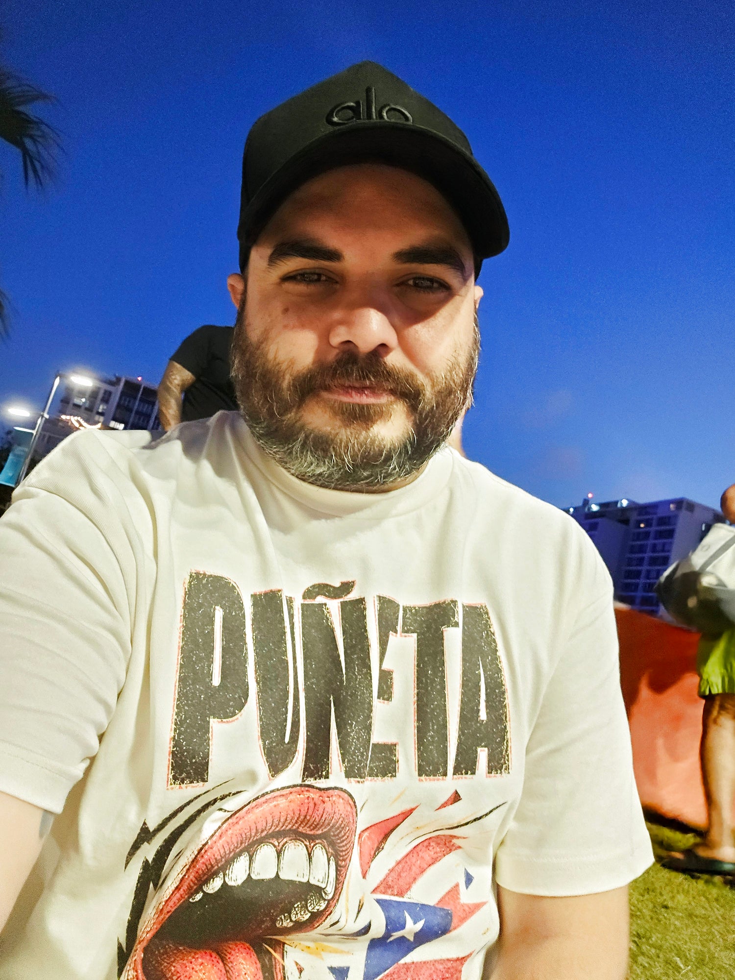Héctor, fundador de PaisaRican, con camiseta PUÑETA en Puerto Rico