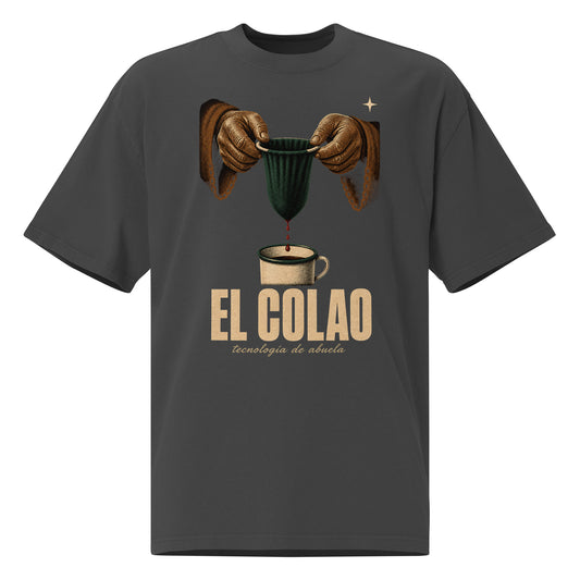 EL COLAO oversized faded black tee front - manos morenas sosteniendo colador de tela con café cayendo a taza esmaltada - PaisaRican