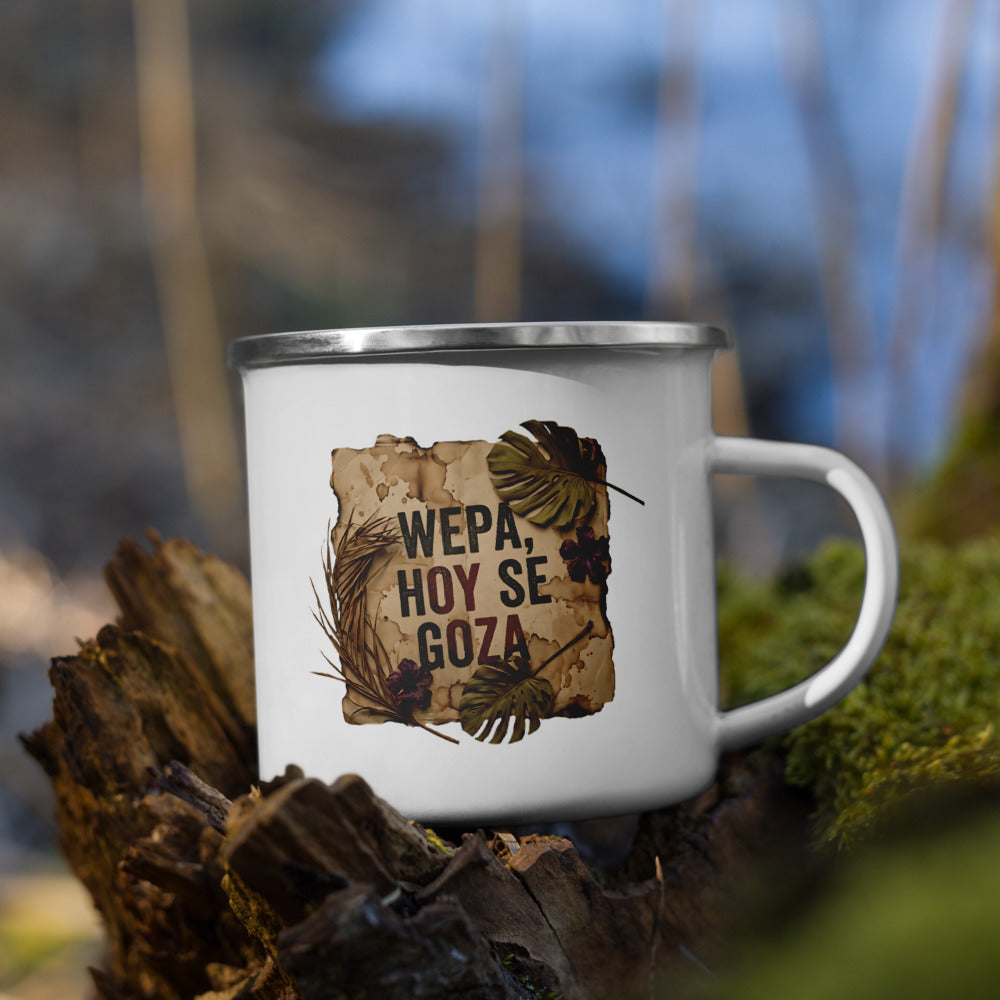 Taza WEPA HOY SE GOZA sobre tronco otoño con musgo — outdoor warm PaisaRican mug boricua