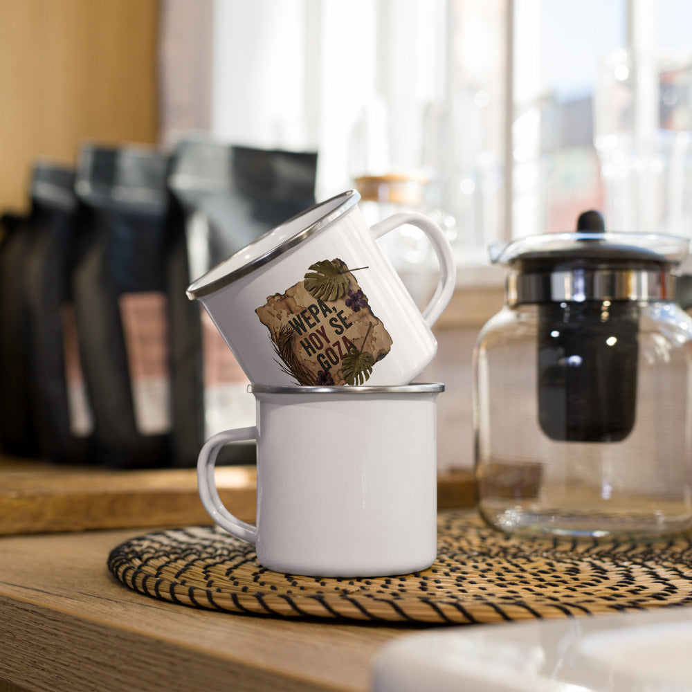 Dos tazas WEPA HOY SE GOZA apiladas en cocina con tetera — ambiente cafetería PaisaRican mug boricua