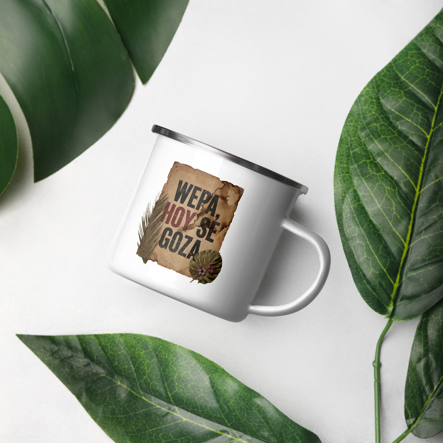 Taza WEPA HOY SE GOZA Pergamino con hojas tropicales en mesa — lifestyle editorial PaisaRican mug boricua edición vintage